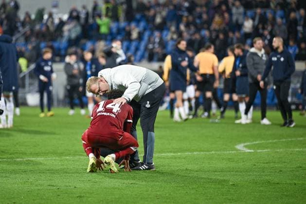01.11.2025, Fussball, 2. Bundesliga, 11. Spieltag Saison 2025 2026, SV Darmstadt 98 - DSC Arminia Bielefeld, Monju Momuluh (DSC Arminia Bielefeld) sitzt am Boden, xRHR-FOTO TKx
