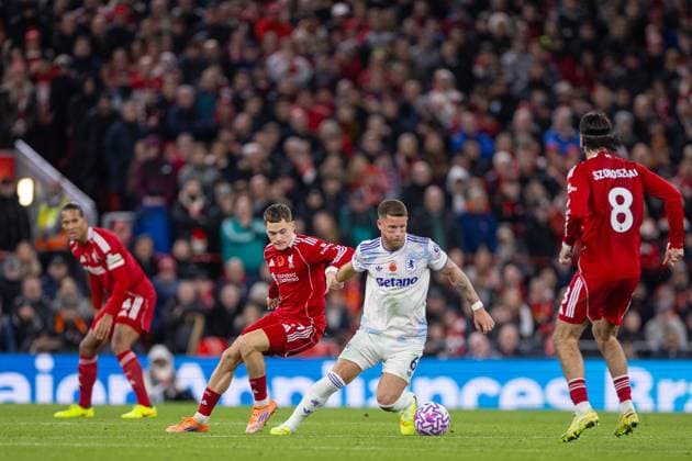 Football - FA Premier League - Liverpool FC v Aston Villa FC LIVERPOOL, ENGLAND - Saturday, November 1, 2025: Liverpool s Florian Wirtz challenges Aston Villa s Ross Barkley (R) during the FA Premier League match between Liverpool FC and Aston Villa FC at Anfield. (Photo by David Rawcliffe Propaganda) LIVERPOOL Anfield MERSEYSIDE ENGLAND  Copyright: xDavidxRawcliffex P2025-11-01-Liverpool_Aston_Villa-78