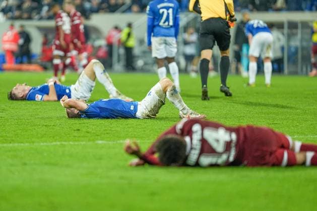 Fussball: 2. Bundesliga, 11. Spieltag, SV Darmstadt 98 - Arminia Bielefeld am 01.11.2025 in Darmstadt (Merck-Stadion am Böllenfalltor), Deutschland, Saison 2025 2026 DFL REGULATIONS PROHIBIT ANY USE OF PHOTOGRAPHS AS IMAGE SEQUENCES AND OR QUASI VIDEO: Spieler liegen nach dem abpfiff auf dem Boden. v.l.n.r. Matej Maglica (5, SVD), Fabian Holland (32, SVD) und Monju Thaddaus Momuluh (14, DSC) Darmstadt Merck-Stadion am Böllenfalltor Deutschland