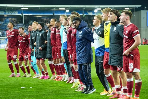 Fussball: 2. Bundesliga, 11. Spieltag, SV Darmstadt 98 - Arminia Bielefeld am 01.11.2025 in Darmstadt (Merck-Stadion am Böllenfalltor), Deutschland, Saison 2025 2026 DFL REGULATIONS PROHIBIT ANY USE OF PHOTOGRAPHS AS IMAGE SEQUENCES AND OR QUASI VIDEO: Die Mannschaft wird von den mitgereisten Fans gefeiert nach dem 2:2. Darmstadt Merck-Stadion am Böllenfalltor Deutschland