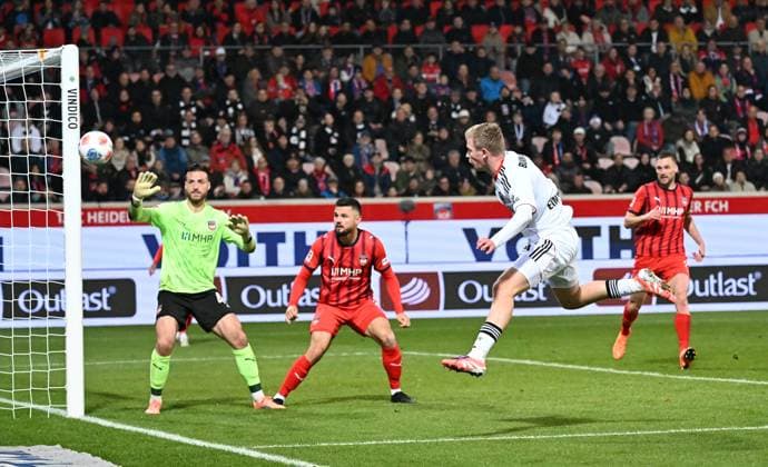 01.11.2025, xjhx, Fussball 1.Bundesliga, 1.FC Heidenheim - Eintracht Frankfurt v.l. Diant Ramaj (1.FC Heidenheim), Hugo Larsson (Eintracht Frankfurt) (DFL DFB REGULATIONS PROHIBIT ANY USE OF PHOTOGRAPHS as IMAGE SEQUENCES and or QUASI-VIDEO) Heidenheim