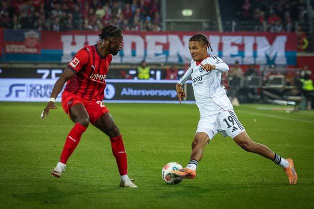 Jean-Matteo Bahoya 19 (Eintracht Frankfurt) in Aktion gegen Omar Traore 23 (1FC Heidenheim 1846), 1.FC Heidenheim 1846 vs. Eintracht Frankfurt, Fussball, Maenner, DFL, Bundesliga, Saison 2025 2026, Voith Arena, 9. Spieltag, 01.11.2025 Heidenheim Baden-Wuerttemberg Deutschland