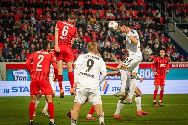 Robin Koch 4 (Eintracht Frankfurt) mit einem Kopfball, Patrick Mainka 6 (1FC Heidenheim 1846), Jonathan Burkardt 9 (Eintracht Frankfurt) und Marnon Busch 2 (1FC Heidenheim 1846), 1.FC Heidenheim 1846 vs. Eintracht Frankfurt, Fussball, Maenner, DFL, Bundesliga, Saison 2025 2026, Voith Arena, 9. Spieltag, 01.11.2025 Heidenheim Baden-Wuerttemberg Deutschland