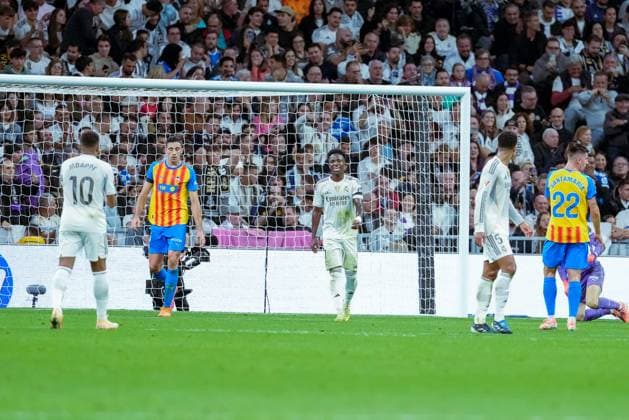 ESP: La Liga EA Sports Matchday 12: Real Madrid vs Valencia CF at Santiago Bernabeu Stadium in Madrid, Spain on 01 November 2025 Vinicius Junior of Real Madrid misses a penalty. Madrid Santiago Bernabeu Stadium Spain Copyright: xAlexandraxFechetex