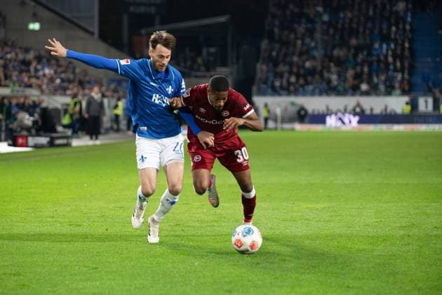Matthias Bader (SV Darmstadt 98, 26), Isaiah Young (DSC Arminia Bielefeld, 30) GER, SV Darmstadt 98 vs. DSC Arminia Bielefeld, Fussball, 2. Bundesliga, 11.Spieltag, Saison 2025 2026, 01.11.2025 GER, SV Darmstadt 98 vs. DSC Arminia Bielefeld, Fussball, 2. Bundesliga, 11.Spieltag, Saison 2025 2026, 01.11.2025 Darmstadt