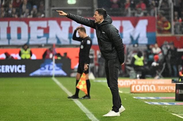 01.11.2025, xjhx, Fussball 1.Bundesliga, 1.FC Heidenheim - Eintracht Frankfurt v.l. Trainer Dino Toppmöller Toppmoeller (Eintracht Frankfurt) gibt Anweisungen (DFL DFB REGULATIONS PROHIBIT ANY USE OF PHOTOGRAPHS as IMAGE SEQUENCES and or QUASI-VIDEO) Heidenheim