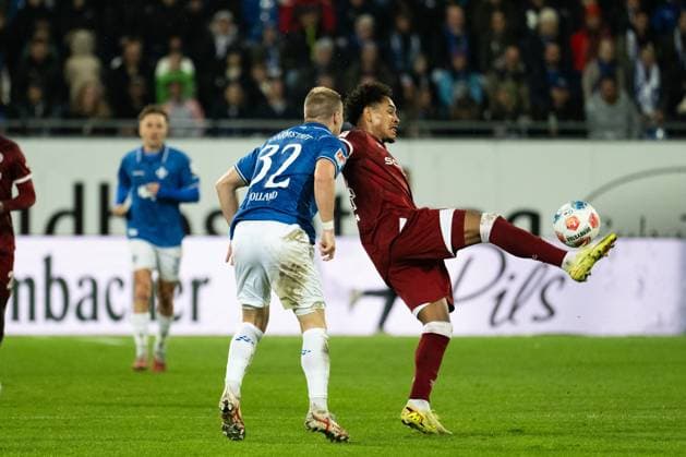 Fabian Holland (SV Darmstadt 98, 32), Monju Momuluh (DSC Arminia Bielefeld, 14) GER, SV Darmstadt 98 vs. DSC Arminia Bielefeld, Fussball, 2. Bundesliga, 11.Spieltag, Saison 2025 2026, 01.11.2025 GER, SV Darmstadt 98 vs. DSC Arminia Bielefeld, Fussball, 2. Bundesliga, 11.Spieltag, Saison 2025 2026, 01.11.2025 Darmstadt