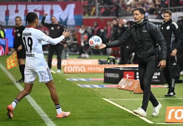 01.11.2025, xjhx, Fussball 1.Bundesliga, 1.FC Heidenheim - Eintracht Frankfurt v.l. Jean-Matteo Bahoya (Eintracht Frankfurt), Trainer Dino Toppmöller Toppmoeller (Eintracht Frankfurt) (DFL DFB REGULATIONS PROHIBIT ANY USE OF PHOTOGRAPHS as IMAGE SEQUENCES and or QUASI-VIDEO) Heidenheim
