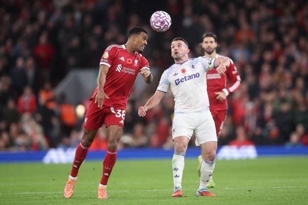 Liverpool v Aston Villa 01 November 2025, Liverpool - Premier League Football - Liverpool v Aston Villa. Ryan Gravenberch of Liverpool and John McGinn of Aston Villa (photo by Daniel Chesterton) Liverpool UK Copyright: xDanielxChestertonxOffside