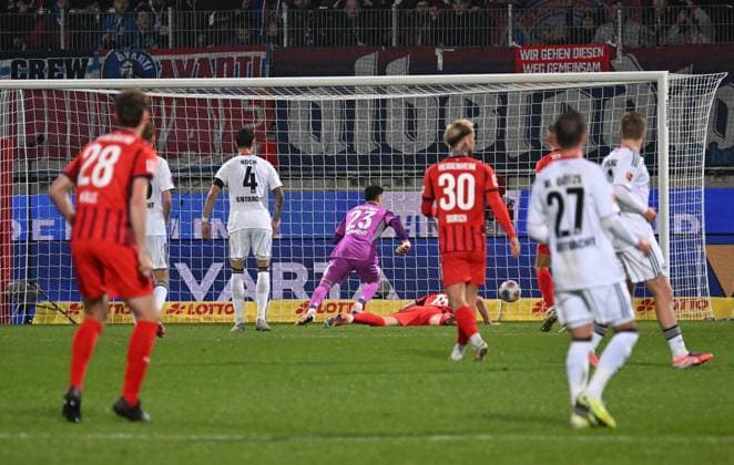01.11.2025, xjhx, Fussball 1.Bundesliga, 1.FC Heidenheim - Eintracht Frankfurt v.l. Marvin Pieringer (1.FC Heidenheim), Michael Zetterer (Eintracht Frankfurt), Robin Koch (Eintracht Frankfurt) (DFL DFB REGULATIONS PROHIBIT ANY USE OF PHOTOGRAPHS as IMAGE SEQUENCES and or QUASI-VIDEO) Heidenheim