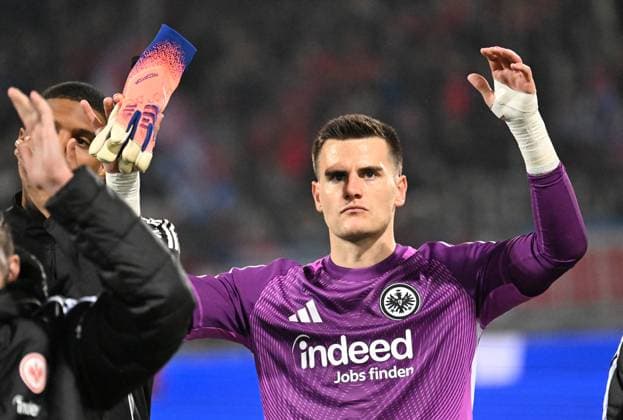 01.11.2025, xjhx, Fussball 1.Bundesliga, 1.FC Heidenheim - Eintracht Frankfurt v.l. Michael Zetterer (Eintracht Frankfurt) bedankt bedanken sich bei den Fans (DFL DFB REGULATIONS PROHIBIT ANY USE OF PHOTOGRAPHS as IMAGE SEQUENCES and or QUASI-VIDEO) Heidenheim