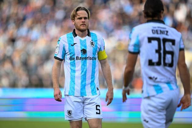 3. Liga - 25 26 - 1. BL - 25 26 - TSV 1860 München - FC Energie Cottbus am 01.11.2025 im Staedtisches Stadion an der Gruenwalder Straße in Muenchen Thore Jacobsen (Muenchen)