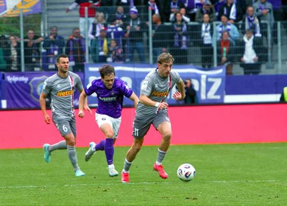 Noel Eichinger (Regensburg) am Ball , dahinter Mika Clausen (Aue) und Benedikt Saller (Regensburg) Fußball 3.Liga 2025 26 FC Erzgebirge Aue - SSV Jahn Regensburg 4:3 am 1.11.2025 Erzgebirge Aue - Jahn Regensburg