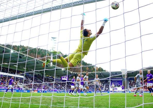 Flugparade von Torhüter Felix Gebhardt (Regensburg) Fußball 3.Liga 2025 26 FC Erzgebirge Aue - SSV Jahn Regensburg 4:3 am 1.11.2025 Erzgebirge Aue - Jahn Regensburg