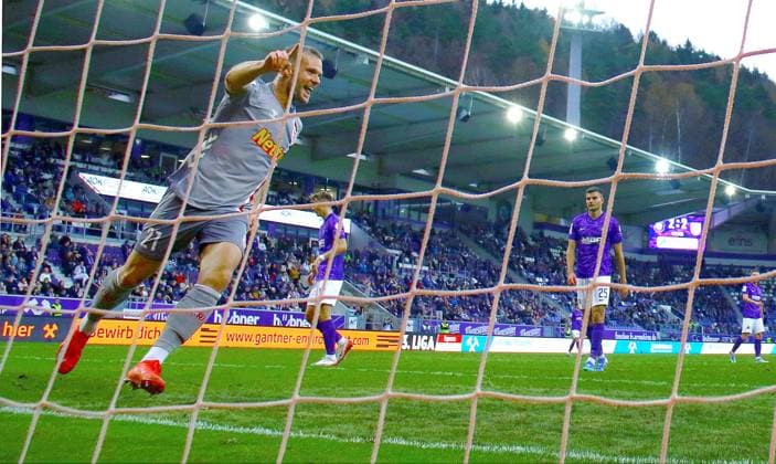 In Jubelpose : Eric Hottmann (Regensburg) Fußball 3.Liga 2025 26 FC Erzgebirge Aue - SSV Jahn Regensburg 4:3 am 1.11.2025 Erzgebirge Aue - Jahn Regensburg