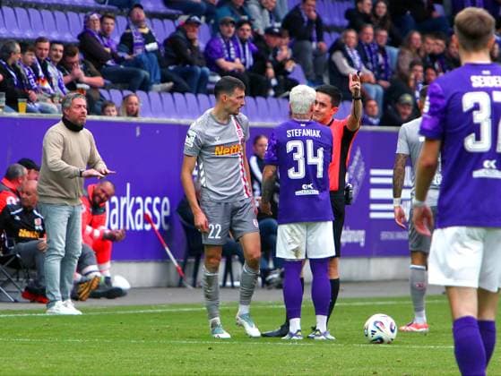 Schiedsrichter Nico Fuchs (Bergisch Gladbach) im Disput mit Marvin Stefaniak (Aue) nachdem er ihm die Gelbe Karte zegte. Trainer Michael Wimmer (Regensburg, links) versucht zu beschwichtigen, dazwischen Sebastian Stolze (Regensburg). Fußball 3.Liga 2025 26 FC Erzgebirge Aue - SSV Jahn Regensburg 4:3 am 1.11.2025 Erzgebirge Aue - Jahn Regensburg