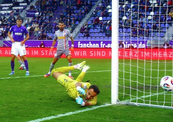 Torhüter Felix Gebhardt (Regensburg) Fußball 3.Liga 2025 26 FC Erzgebirge Aue - SSV Jahn Regensburg 4:3 am 1.11.2025 Erzgebirge Aue - Jahn Regensburg