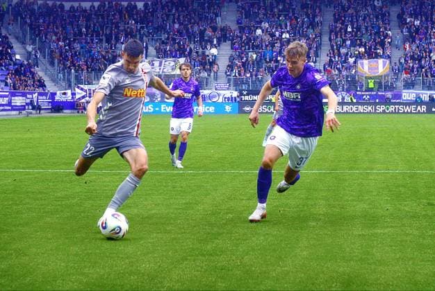 Sebastian Stolze (Regensburg) im Angriff , rechts Paul Seidel (Aue) Fußball 3.Liga 2025 26 FC Erzgebirge Aue - SSV Jahn Regensburg 4:3 am 1.11.2025 Erzgebirge Aue - Jahn Regensburg
