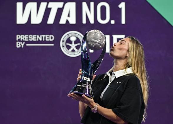WTA, Tennis Damen Finals 2025 - Day One RIYADH, SAUDI ARABIA NOVEMBER 1: Aryna Sabalenka, surranded by members of her team, poses with the WTA Chris Evert World No. 1 trophy after securing the year-end WTA top ranking, during a ceremony on Day 1 of the WTA Finals Riyadh at King Saud University Indoor Arena in Riyadh, Saudi Arabia, on November 1, 2025. Riyadh Saudi Arabia  Copyright: xSTRx originalFilename:str-wtafinal251101_npyxv.jpg