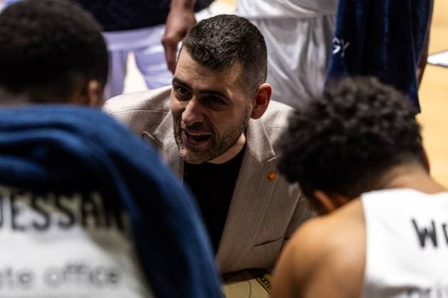 GER, easy-Credit Basketball-Bundesliga, Niners Chemnitz - Basketball Löwen Braunschweig. 01.11.2025, Messe, Chemnitz, GER, easy-Credit Basketball-Bundesliga, Niners Chemnitz - Basketball Löwen Braunschweig. Konstantinos Papazoglou (Head Coach), Basketball Löwen Braunschweig spricht mit seinen Spielern Â Foto Alexander Trienitz Chemnitz Messe Sachsen Deutschland