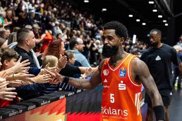 GER, easy-Credit Basketball-Bundesliga, Niners Chemnitz - Basketball Löwen Braunschweig. 01.11.2025, Messe, Chemnitz, GER, easy-Credit Basketball-Bundesliga, Niners Chemnitz - Basketball Löwen Braunschweig. Corey Davis Jr. (Niners Chemnitz, 5) bedankt sich bei den Fans Â Foto Alexander Trienitz Chemnitz Messe Sachsen Deutschland