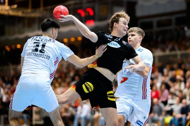 Erlangen: Handball - Laenderspiel U20 - Deutschland - Ungarn v.li. Mate Fazekas (Ungarn), William Reichardt (Deutschland) Erlangen Karl-Heinz Hirsemann Halle Bayern Deutschland