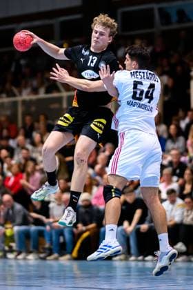 Erlangen: Handball - Laenderspiel U20 - Deutschland - Ungarn William Reichardt (Deutschland), Mate Meszaros (Ungarn) Erlangen Karl-Heinz Hirsemann Halle Bayern Deutschland