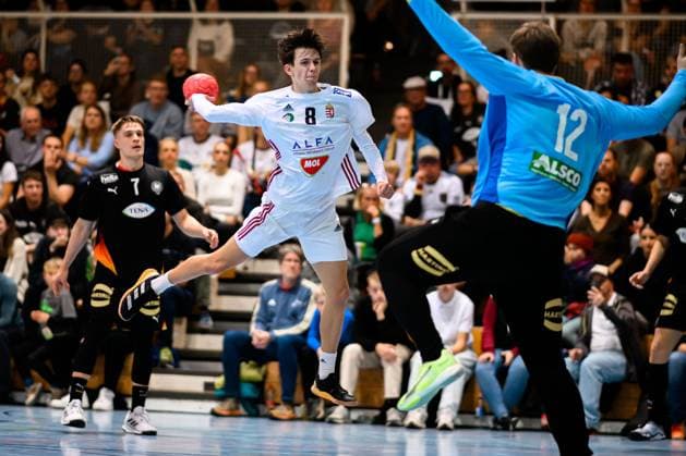Erlangen: Handball - Laenderspiel U20 - Deutschland - Ungarn Mate Gancs-Petoe (Ungarn), Torhueter Finn knaack (Deutschland) Erlangen Karl-Heinz Hirsemann Halle Bayern Deutschland