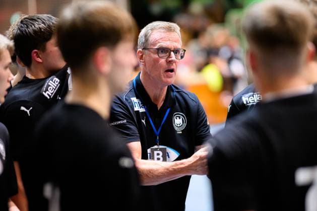 Erlangen: Handball - Laenderspiel U20 - Deutschland - Ungarn Trainer Martin Heuberger (Deutschland) Erlangen Karl-Heinz Hirsemann Halle Bayern Deutschland