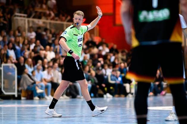 Erlangen: Handball - Laenderspiel U20 - Deutschland - Ungarn Schiedsrichter Nico Baermann Erlangen Karl-Heinz Hirsemann Halle Bayern Deutschland