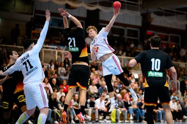 Erlangen: Handball - Laenderspiel U20 - Deutschland - Ungarn Bennet Strobel (Deutschland), Adam Jozsa (Ungarn) Erlangen Karl-Heinz Hirsemann Halle Bayern Deutschland
