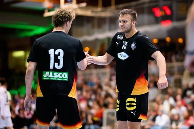 Erlangen: Handball - Laenderspiel U20 - Deutschland - Ungarn v.li. William Reichardt (Deutschland), Tim Schröder Schroeder (Deutschland) Erlangen Karl-Heinz Hirsemann Halle Bayern Deutschland