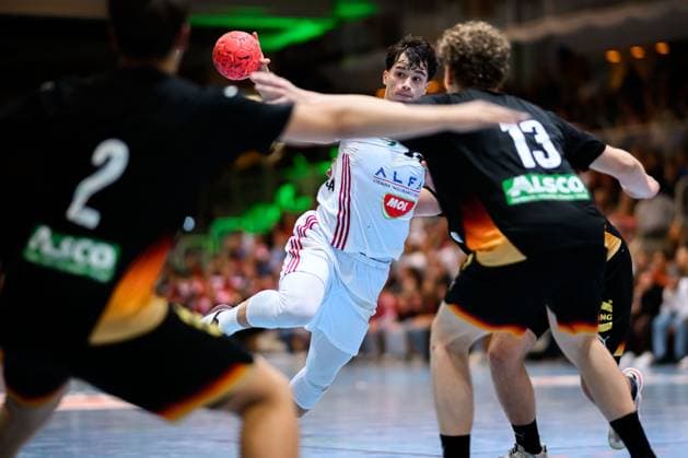 Erlangen: Handball - Laenderspiel U20 - Deutschland - Ungarn Marko Eklemovic (Ungarn), William Reichardt (Deutschland) Erlangen Karl-Heinz Hirsemann Halle Bayern Deutschland