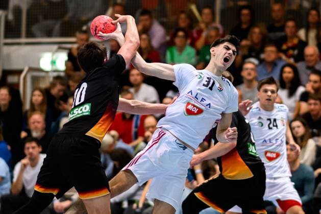 Erlangen: Handball - Laenderspiel U20 - Deutschland - Ungarn v. li. im Zweikampf Rasmus Ankermann (Deutschland) und Mate Fazekas (Ungarn) Erlangen Karl-Heinz Hirsemann Halle Bayern Deutschland