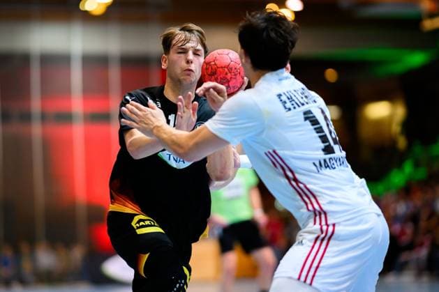Erlangen: Handball - Laenderspiel U20 - Deutschland - Ungarn Noah Hensen (Deutschland), Marko Eklemovic (Ungarn) Erlangen Karl-Heinz Hirsemann Halle Bayern Deutschland
