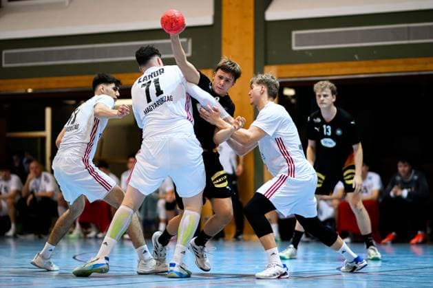 Erlangen: Handball - Laenderspiel U20 - Deutschland - Ungarn v.li. Zalan Zakor, Michel Fuchs (Deutschland) Erlangen Karl-Heinz Hirsemann Halle Bayern Deutschland
