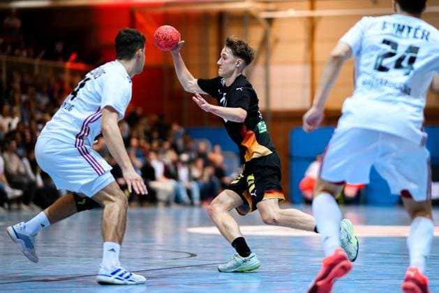 Erlangen: Handball - Laenderspiel U20 - Deutschland - Ungarn Caspar Gauer (Deutschland) Erlangen Karl-Heinz Hirsemann Halle Bayern Deutschland