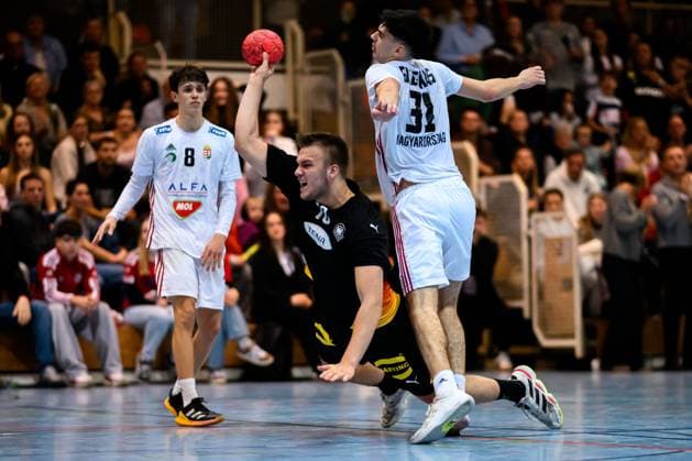 Erlangen: Handball - Laenderspiel U20 - Deutschland - Ungarn Tim Schröder Schroeder (Deutschland), Mate Fazekas (Ungarn) Erlangen Karl-Heinz Hirsemann Halle Bayern Deutschland