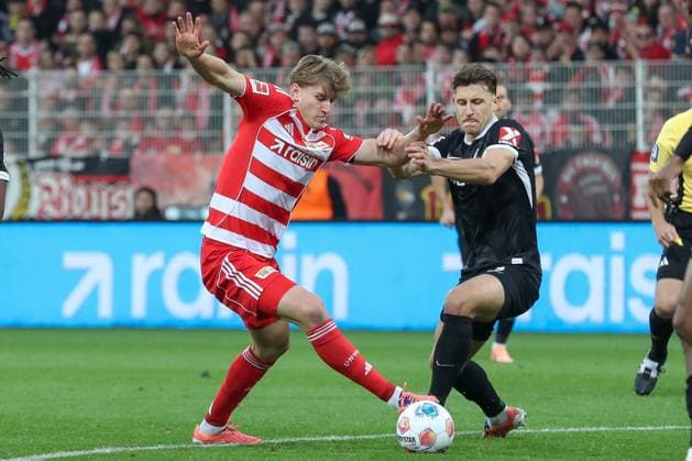 01.11.2025, xtgx, Fussball 1. Bundesliga, 1. FC Union Berlin - SC Freiburg emspor, v.l. Aljoscha Kemlein (Union Berlin, 6), Maximilian Eggestein (SC Freiburg, 8) Zweikampf, Duell, Kampf, tackle (DFL DFB REGULATIONS PROHIBIT ANY USE OF PHOTOGRAPHS as IMAGE SEQUENCES and or QUASI-VIDEO) Berlin