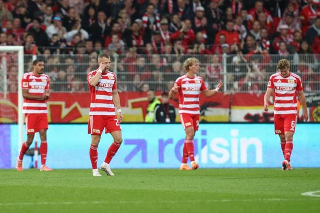 01.11.2025, xtgx, Fussball 1. Bundesliga, 1. FC Union Berlin - SC Freiburg emspor, v.l. Union um Tim Skarke (Union Berlin, 21) enttaeuscht, enttäuscht, schaut enttaeuscht, niedergeschlagen, disappointed (DFL DFB REGULATIONS PROHIBIT ANY USE OF PHOTOGRAPHS as IMAGE SEQUENCES and or QUASI-VIDEO) Berlin