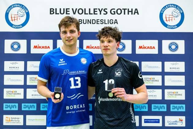 01.11.2025, GER, Volleyball, 2.BL Maenner Sued, Saison 2025 2026, Blue Volleys Gotha - Enervigo Volleys Dresden zeigt die beiden Spieler des Spiels Ben Bierwisch (Blue Volleys Gotha) und Simon Gilbrich (Enervigo Volleys Dresden) 99867 Gotha Sporthalle Sportanlage Ernesti Thüringen Deutschland
