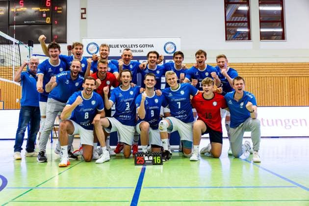 01.11.2025, GER, Volleyball, 2.BL Maenner Sued, Saison 2025 2026, Blue Volleys Gotha - Enervigo Volleys Dresden die Blue Volleys gewinnen ihr Heimspiel gegen Enervigo Volleys Dresden mit 3:0 Saetzen 99867 Gotha Sporthalle Sportanlage Ernesti Thüringen Deutschland