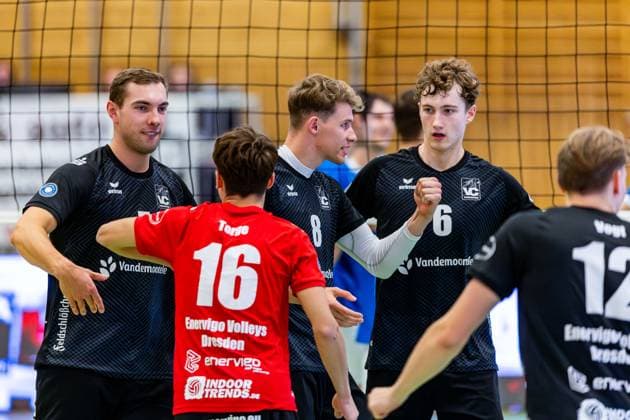 01.11.2025, GER, Volleyball, 2.BL Maenner Sued, Saison 2025 2026, Blue Volleys Gotha - Enervigo Volleys Dresden Till Sittner (Enervigo Volleys Dresden) jubelt gemeinsam mit seinem Team Mannschaft 99867 Gotha Sporthalle Sportanlage Ernesti Thüringen Deutschland