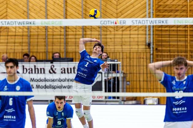 01.11.2025, GER, Volleyball, 2.BL Maenner Sued, Saison 2025 2026, Blue Volleys Gotha - Enervigo Volleys Dresden Justus Krausse (Blue Volleys Gotha) beim Aufschlag 99867 Gotha Sporthalle Sportanlage Ernesti Thüringen Deutschland