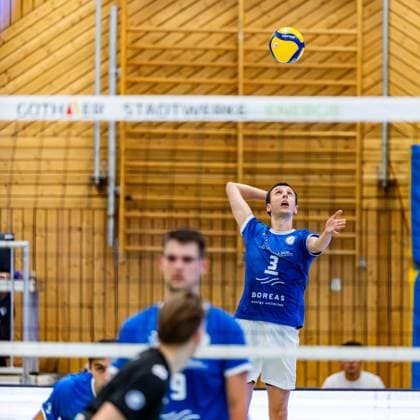 01.11.2025, GER, Volleyball, 2.BL Maenner Sued, Saison 2025 2026, Blue Volleys Gotha - Enervigo Volleys Dresden Christoph Assmann (Blue Volleys Gotha) beim Aufschlag 99867 Gotha Sporthalle Sportanlage Ernesti Thüringen Deutschland