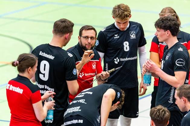 01.11.2025, GER, Volleyball, 2.BL Maenner Sued, Saison 2025 2026, Blue Volleys Gotha - Enervigo Volleys Dresden Peter Hesse (Enervigo Volleys Dresden) gemeinsam mit seinem Team Mannschaft waehrend einer Auszeit 99867 Gotha Sporthalle Sportanlage Ernesti Thüringen Deutschland