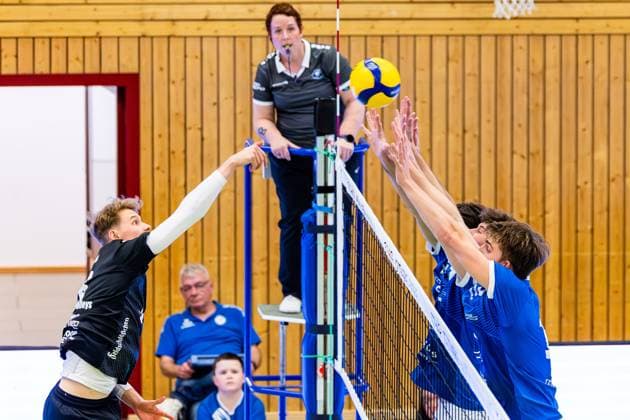 01.11.2025, GER, Volleyball, 2.BL Maenner Sued, Saison 2025 2026, Blue Volleys Gotha - Enervigo Volleys Dresden Nikolas Sohnel (Enervigo Volleys Dresden) schlägt gegen den Gothaer Block 99867 Gotha Sporthalle Sportanlage Ernesti Thüringen Deutschland