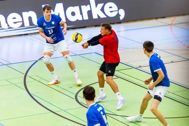 01.11.2025, GER, Volleyball, 2.BL Maenner Sued, Saison 2025 2026, Blue Volleys Gotha - Enervigo Volleys Dresden Len Spankowski (Blue Volleys Gotha) 99867 Gotha Sporthalle Sportanlage Ernesti Thüringen Deutschland