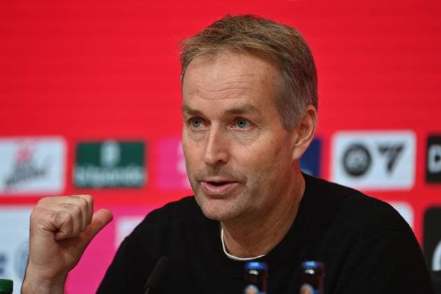 Trainer Kasper HJULMAND (Bayer Leverkusen), Einzelbild,angeschnittenes Einzelmotiv,Portraet,Portrait,Porträt. PRESSEKONFERENZ. Fussball 1. Bundesliga Saison 2025 2026, 9.Spieltag, Spieltag09 FC Bayern Muenchen - Bayer 04 Leverkusen 3-0 am 01.11.2025 , A L L I A N Z A R E N A.