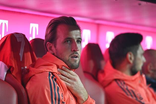 Harry KANE (Bayern Muenchen), Reservebank,Ersatzbank,Ersatzspieler, Reservespieler,Bank,Ergaenzungsspieler, Portrait,Portraet. Fussball 1. Bundesliga Saison 2025 2026, 9.Spieltag, Spieltag09 FC Bayern Muenchen - Bayer 04 Leverkusen 3-0 am 01.11.2025 , A L L I A N Z A R E N A.